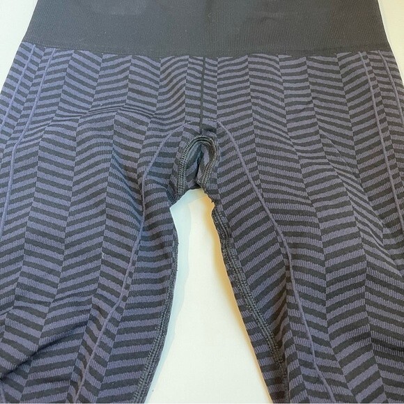 Lululemon In The Flow Crop II Heathered Naval Blue
Seamless Size 4 - Picture 12 of 13